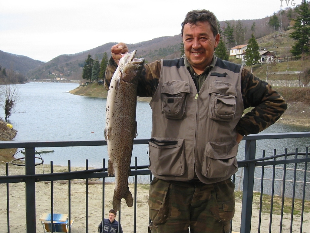 Osiglia: trota di 4 kg pescata nel lago