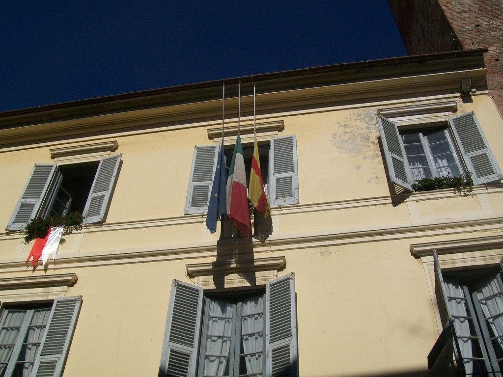 Albenga - Comune - bandiere a mezz'asta