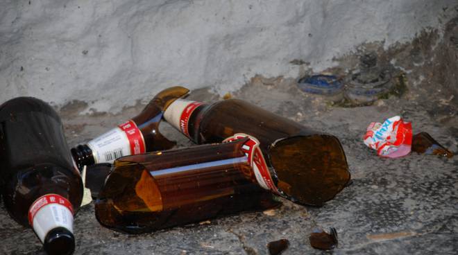Teme che un uomo possa rubargli la spesa e lo assalta con un coccio di bottiglia: arrestato dai carabinieri