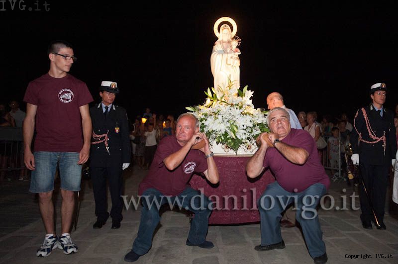 Fornaci, l'arrivo dal mare della statua della Madonna