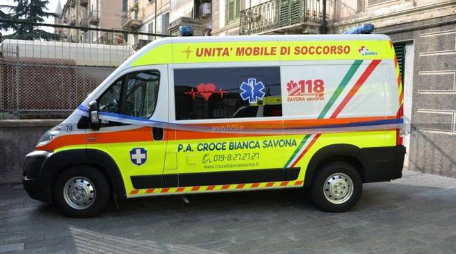 Savona, scontro auto-moto in corso Ricci: centauro ferito