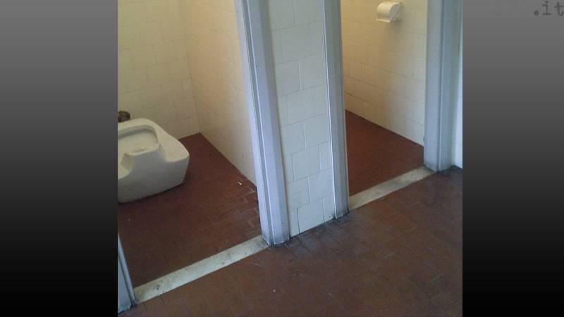 Itis Savona: bagni senza porte