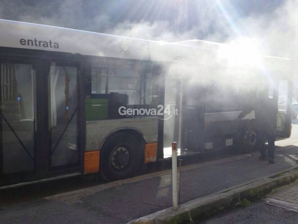 autobus linea 82 in fiamme
