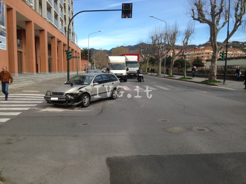 Savona, scontro auto-furgoncino all'incrocio tra via Aglietto e Corso Ricci
