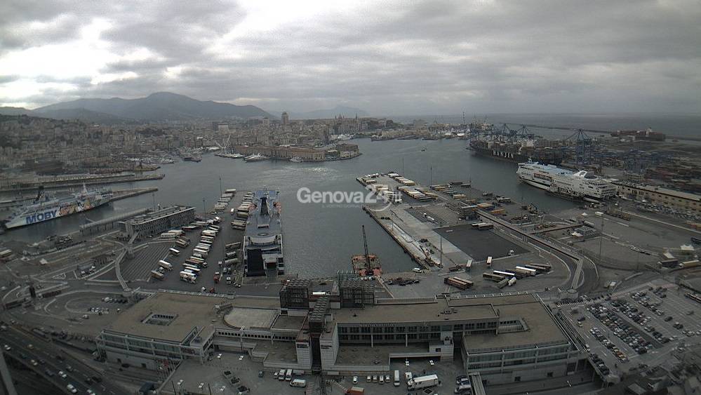 Nuvole sul porto di Genova