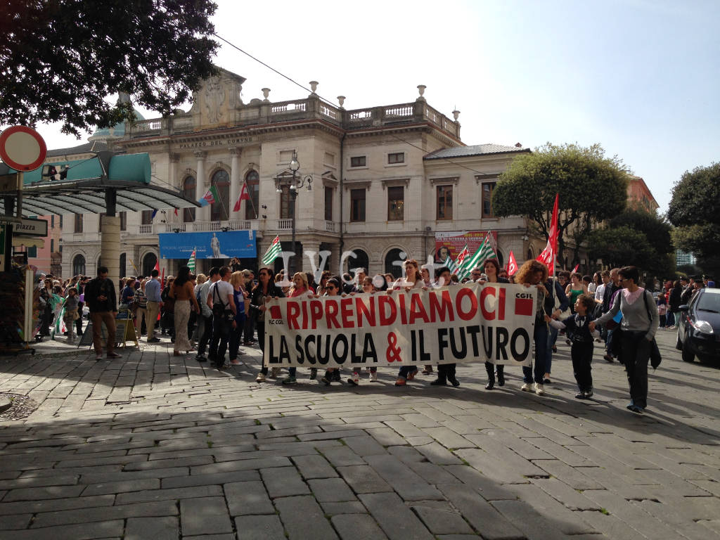 Sciopero della scuola, studenti e insegnanti in piazza contro la “Buonascuola”