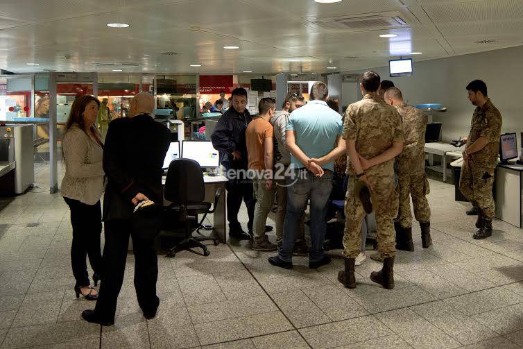 Corso di sicurezza dell'esercito all'Aeroporto di Genova