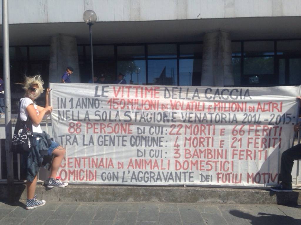 Savona, protesta anti-caccia sotto il palazzo della Provincia
