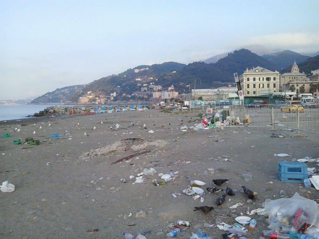 rifiuti voltri spiaggia