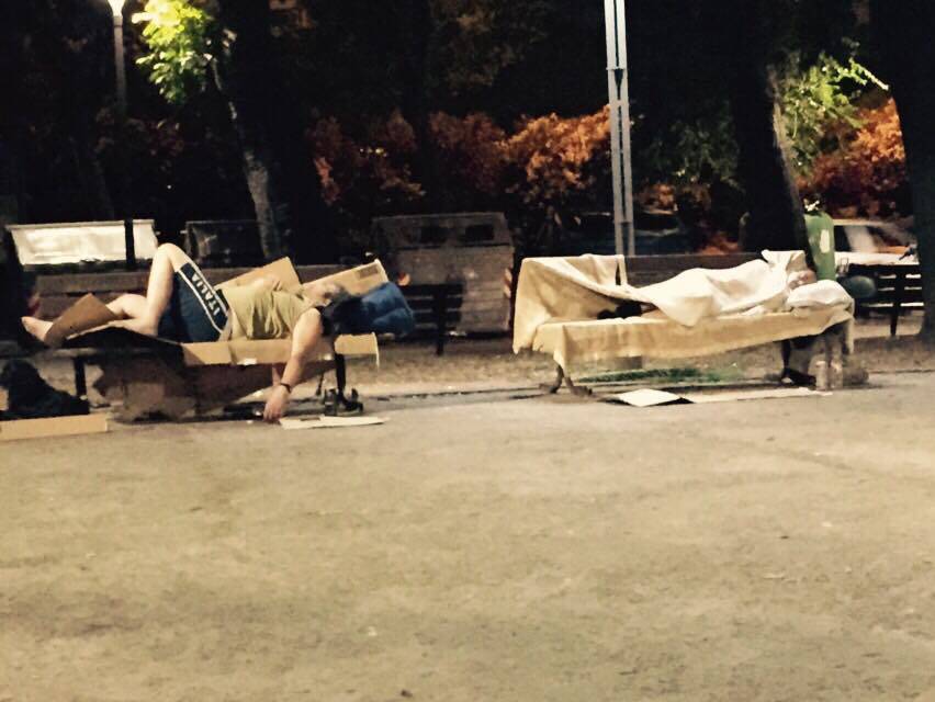 savona piazza del popolo clochard senzatetto