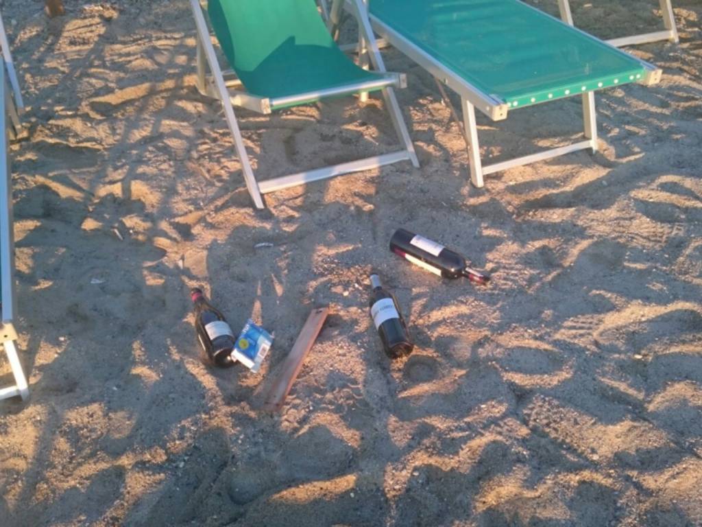 bottiglie spiaggia Pietra Ligure