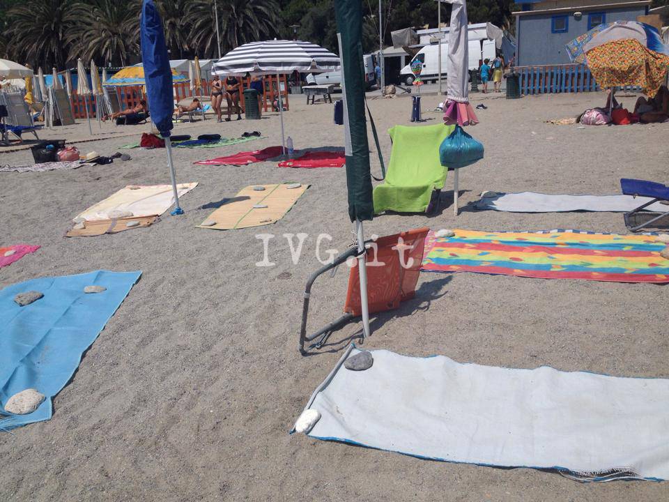"Lettini abusi" nelle spiagge libere della Riviera