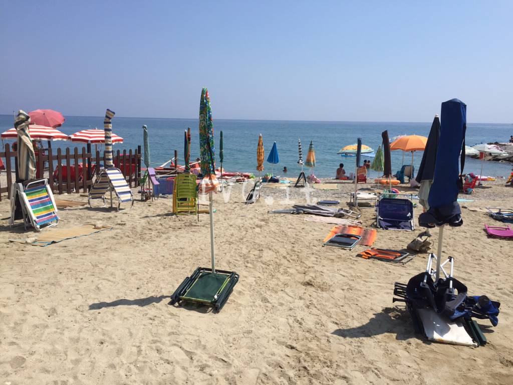 "Lettini abusi" nelle spiagge libere della Riviera