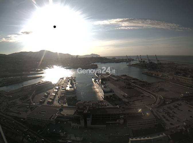 Sole sul porto di Genova
