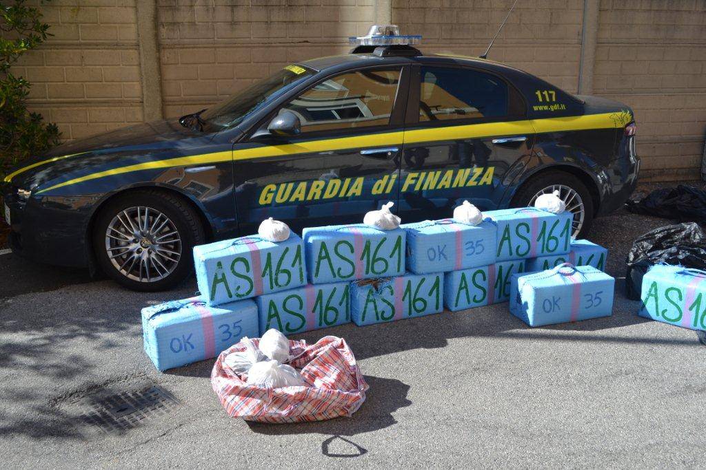 Savona, due milioni di euro di hashish sequestrati dalla Guardia di Finanza in porto