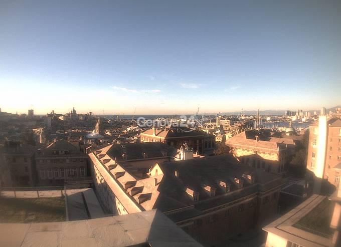 Il centro di Genova con il sole