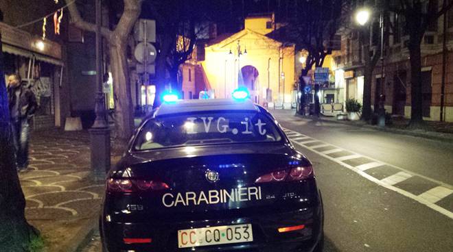 Albenga, paura in centro storico: giovane aggredito e rapinato da 4 persone