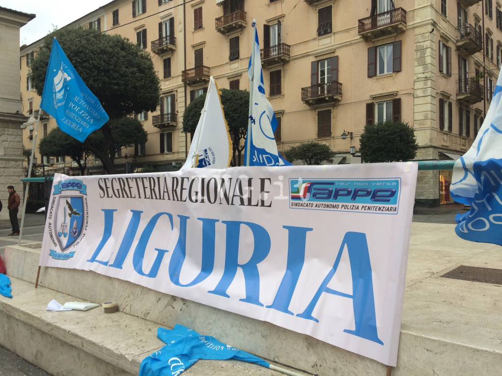 Savona, la protesta del Sappe contro la chiusura del carcere