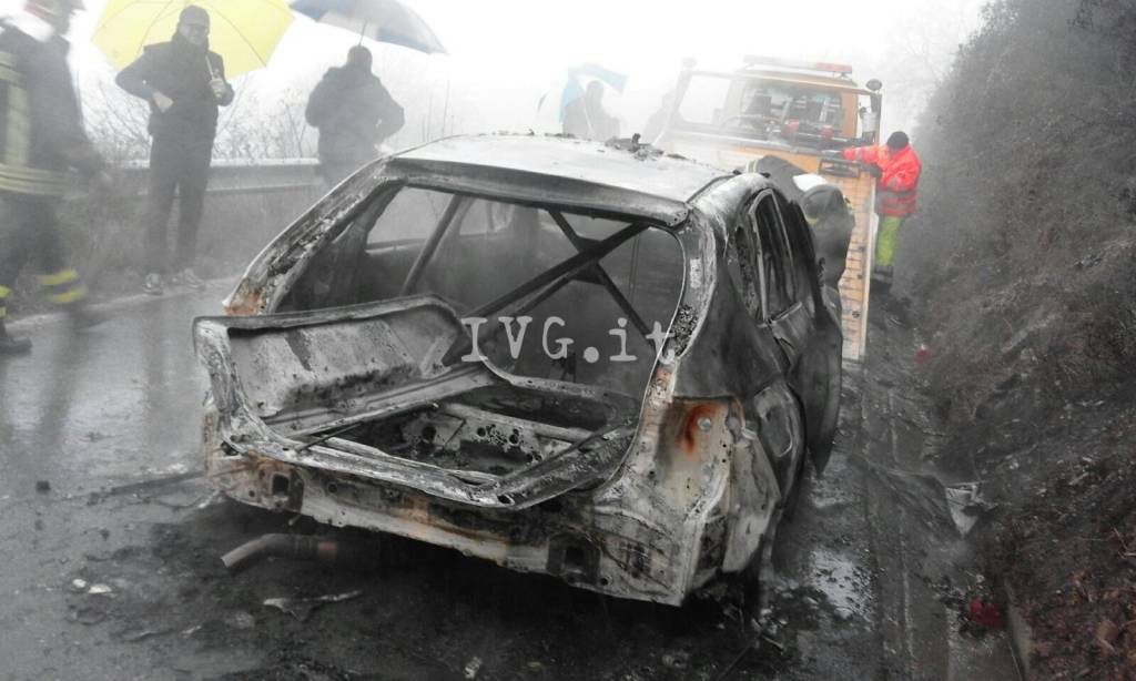 Rally andora auto bruciata