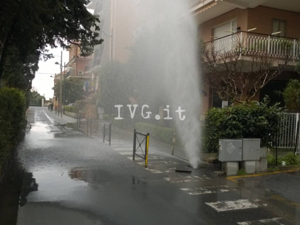 Pietra, guasto all'acquedotto crea un "geyser" in via Torino