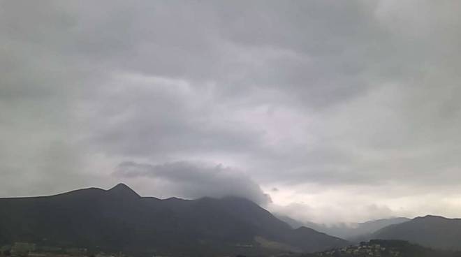 Meteo: cielo grigio e pioggia, mareggiate a levante