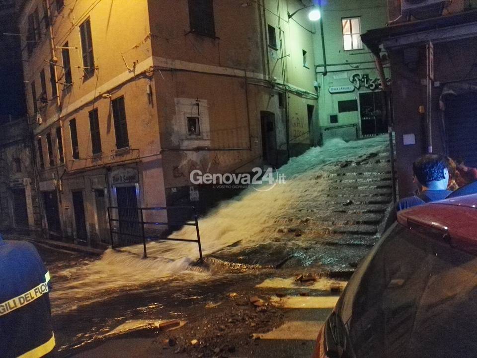 Genova, esplode tubo: allagata Dinegro