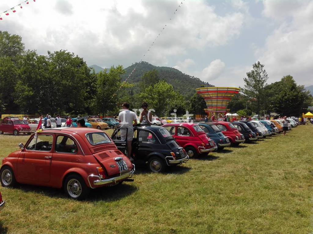 A Garlenda prosegue il 33^ Meeting della Fiat 500
