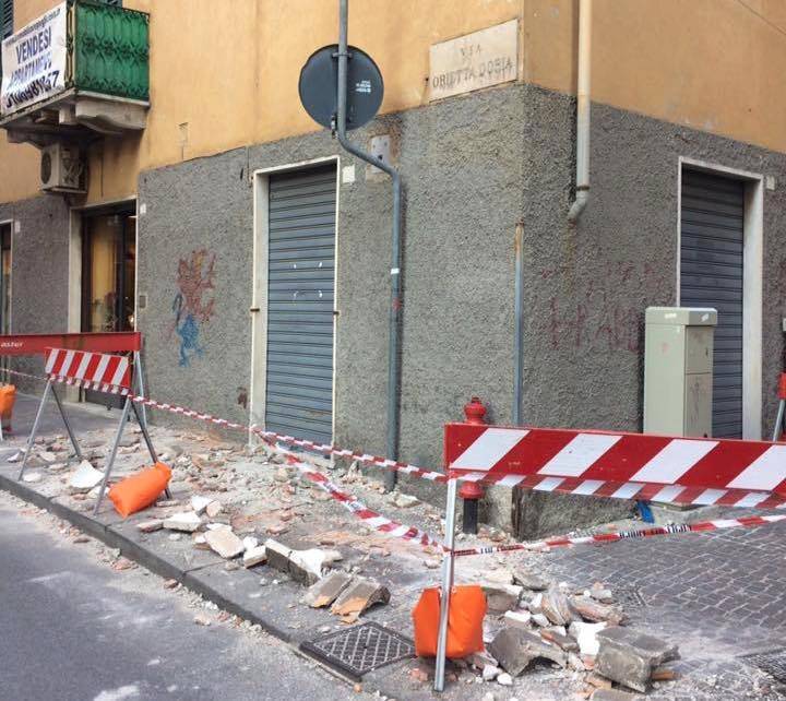 Cornicione crollato in via Orietta Doria a Bolzaneto