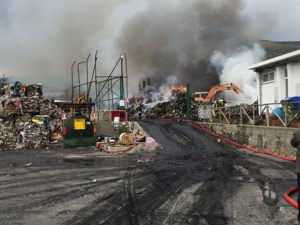 Incendio al deposito di rifiuti di Sarr a Cisano