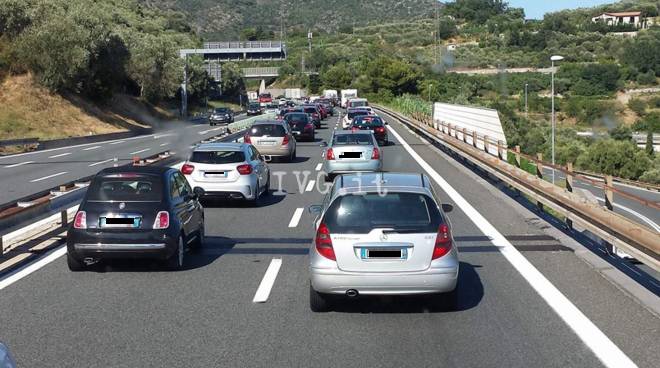 Camion di traverso tra Varazze ed Arenzano: code e rallentamenti in direzione Genova