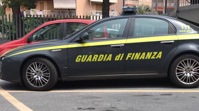 Albenga, 600 profumi con marchi contraffatti sequestrati dalla Finanza