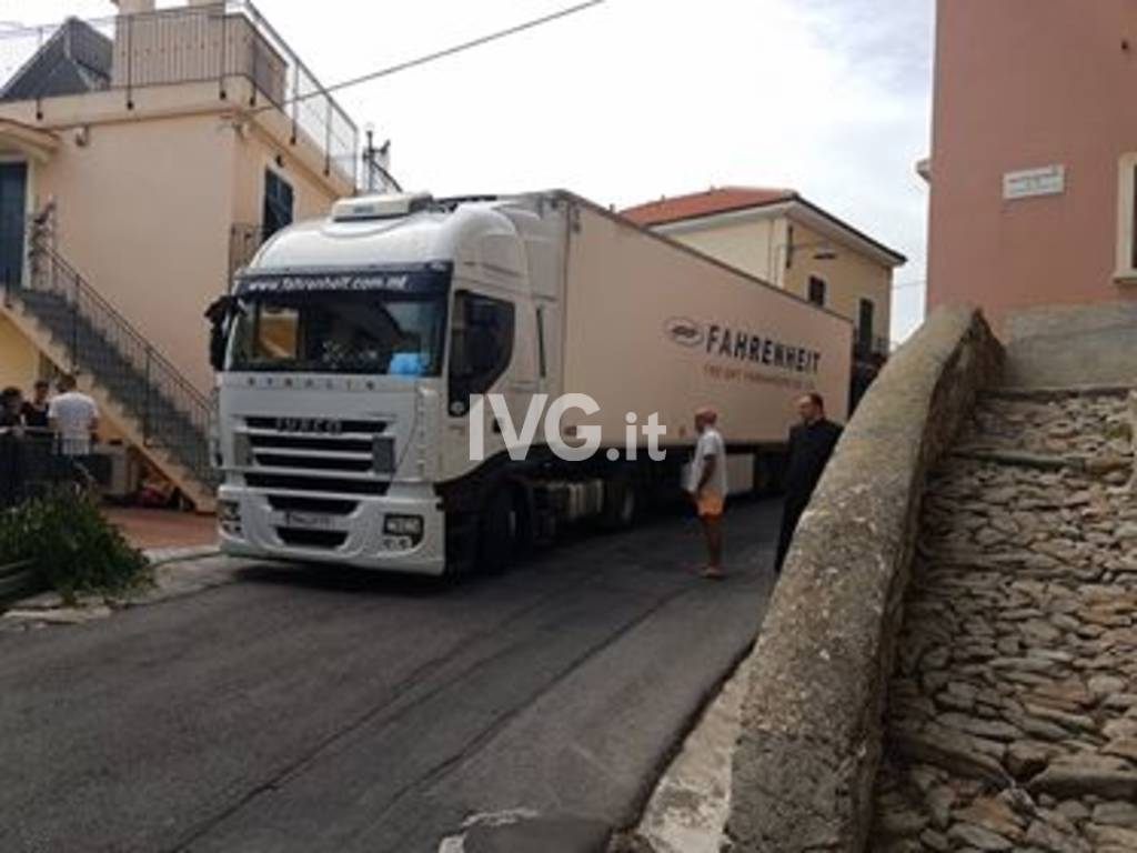 Pietra Ligure Ranzi camion incastrato via Concezione