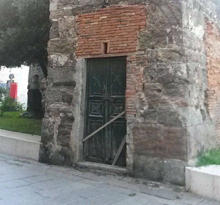 Vandalismo porta torre Corsi Savona