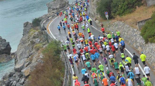 Liguria Marathon, tutto pronto per la maratona “vista mare” del savonese: ecco gli orari di passaggio degli atleti
