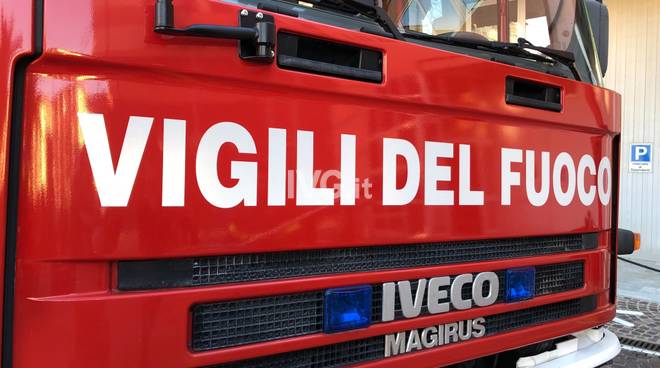 Albisola Superiore, incendio di baracca in località Uliveto: tre squadre dei vigili al lavoro