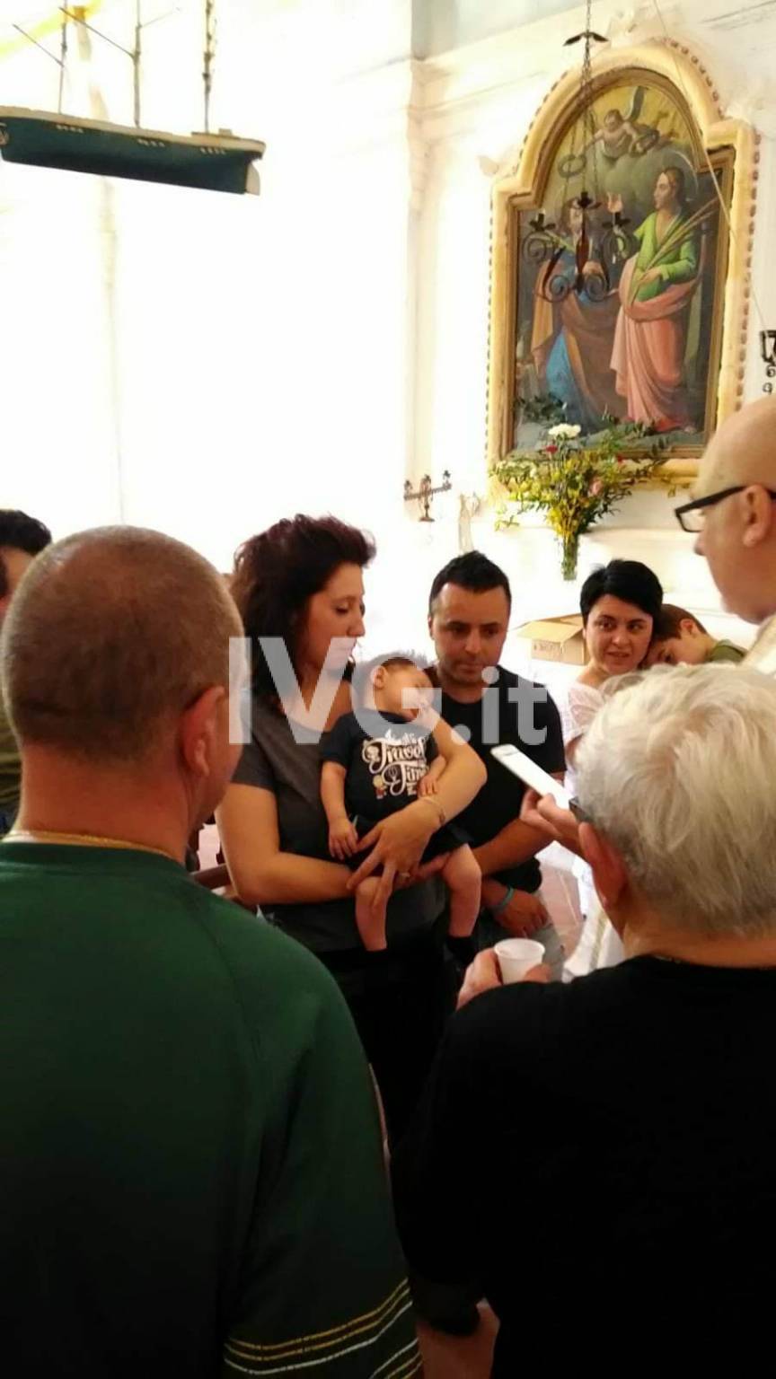 Thomas è il primo bambino ad essere battezzato a San Pietrino a Boissano