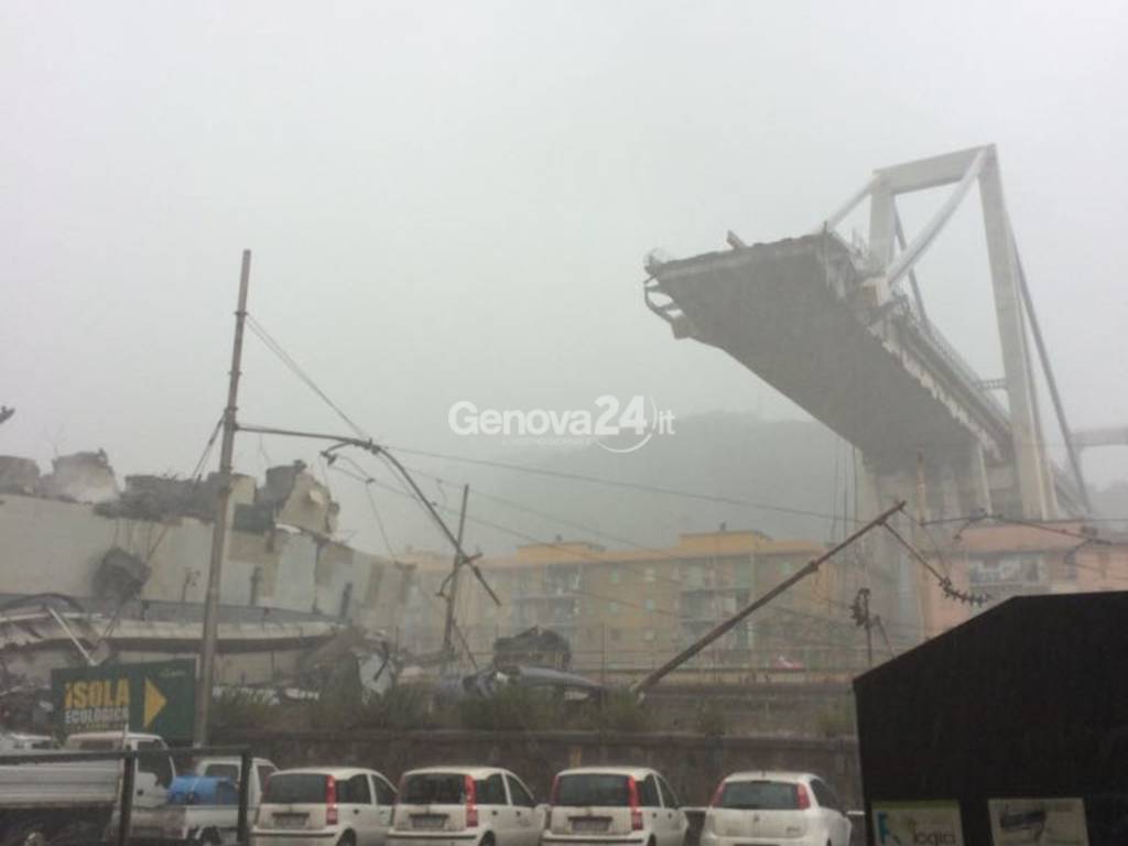 Crollato ponte Morandi a Genova