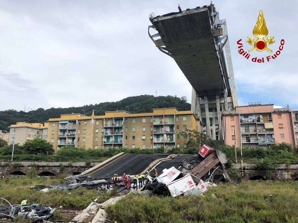 Crollato ponte Morandi a Genova