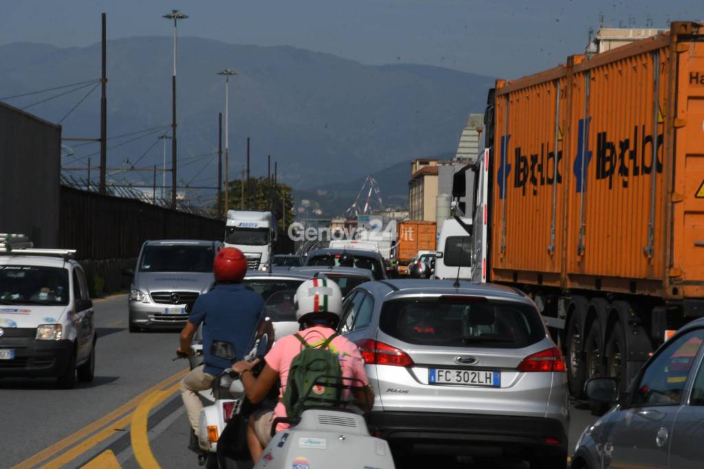 Traffico ancora in tilt stamattina nel ponente genovese .