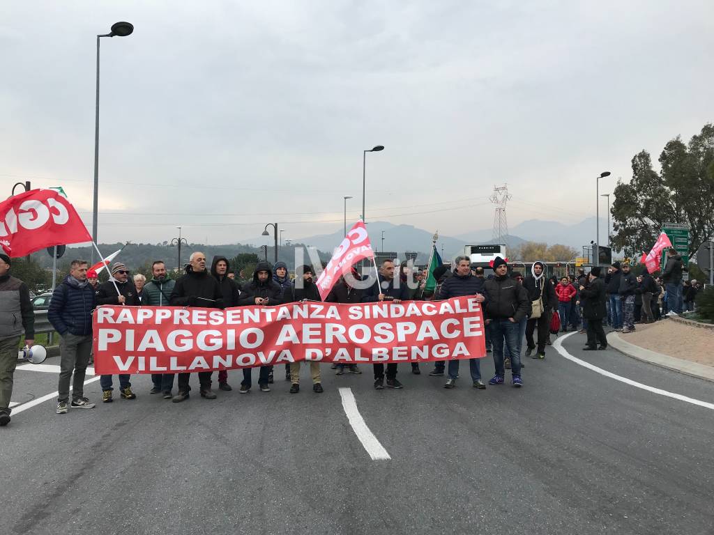 Stipendi in ritardo, lavoratori di Piaggio Aerospace in sciopero