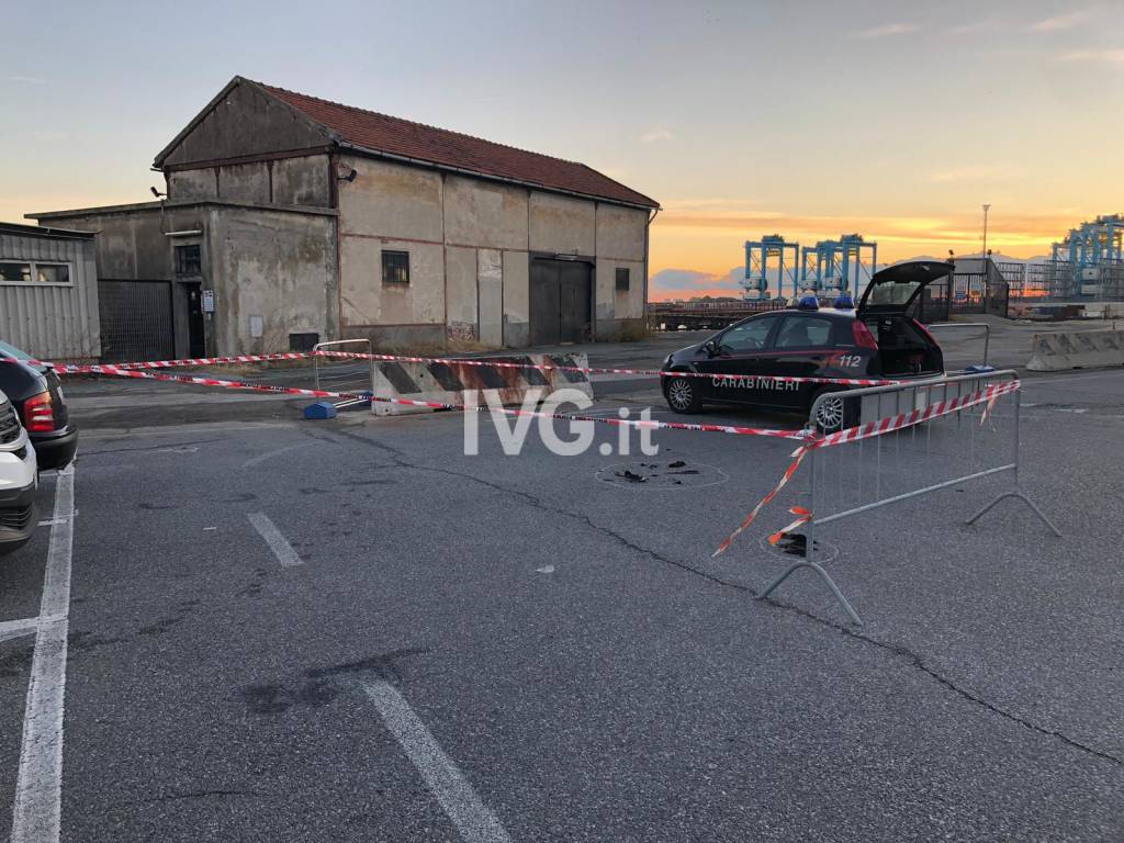 Tragedia a Vado Ligure, si da fuoco nel parcheggio