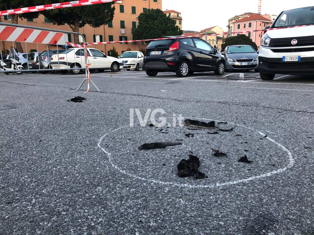 Tragedia a Vado Ligure, si da fuoco nel parcheggio