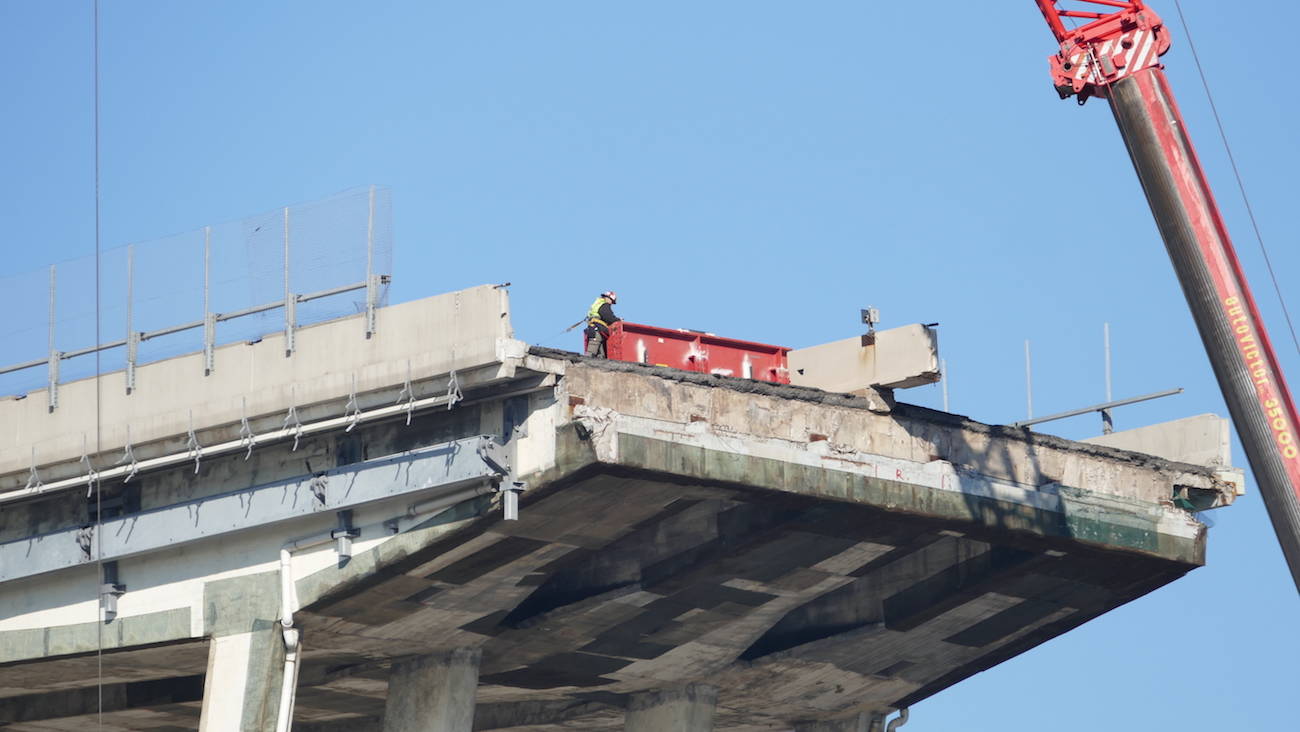 Demolizione ponte Morandi gru strand jack