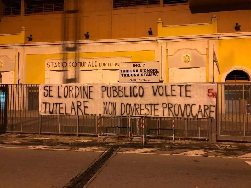 Striscioni protesta Genoa Milan