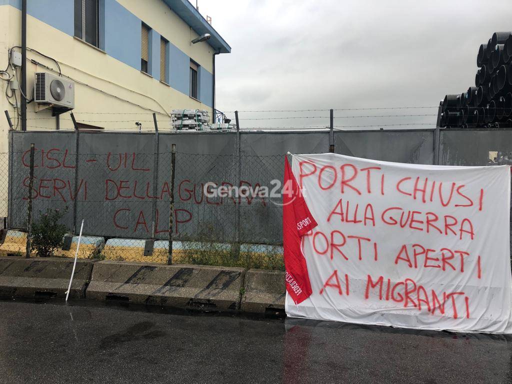 Nave delle armi in porto a Genova: la protesta
