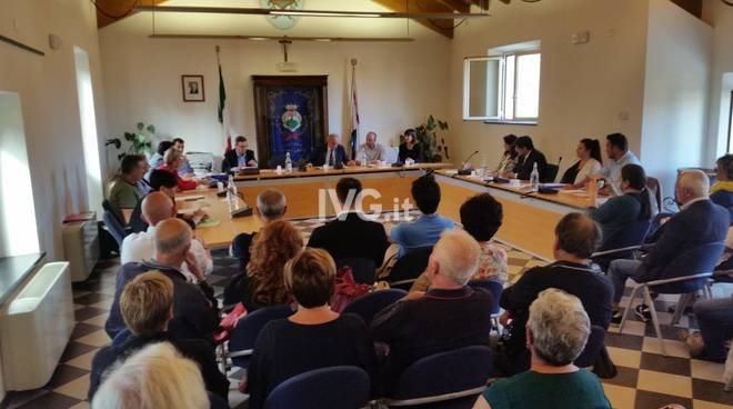 Pietra, Carrara: “Perché il consiglio comunale ancora a porte chiuse?”