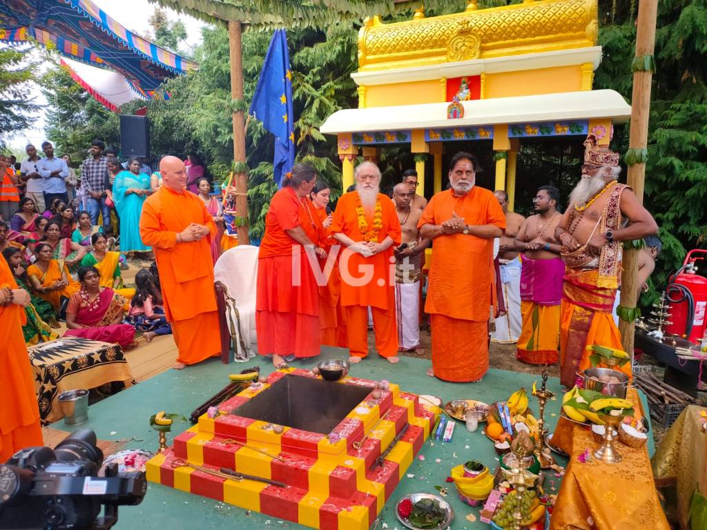Ad Altare per la festa di Ganesha Chaturthi