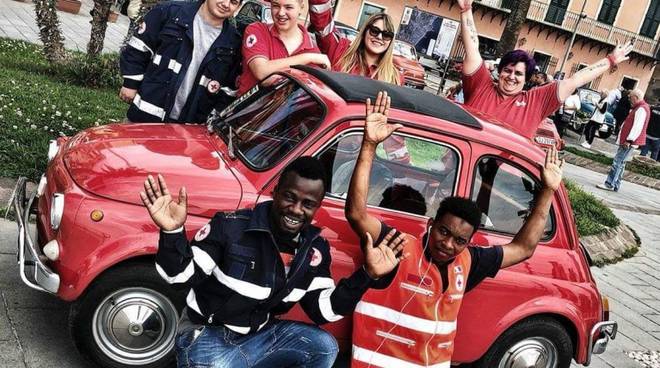 Loano: flash mob per Umar Nuri, il volontario della Croce Rossa insultato perchè nero