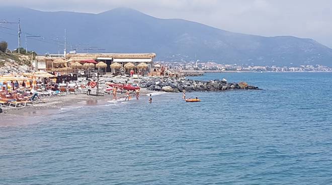 Spiagge libere ad Albenga: il Comune posiziona la cartellonistica provvisoria