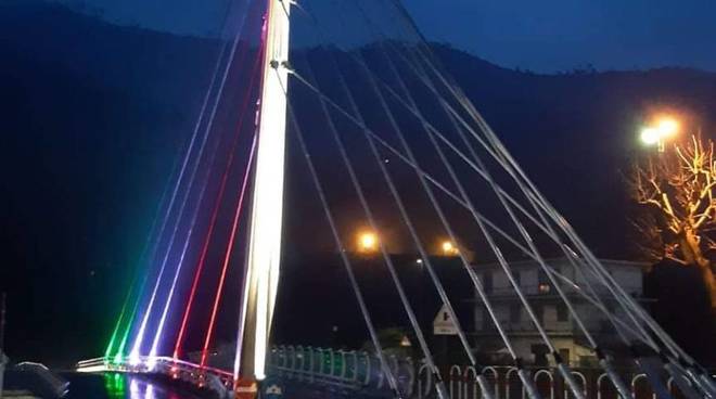 Villanova, il ponte illuminato con il Tricolore in onore di Schivo e del “Giorno della Memoria”
